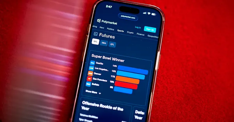 Móvil con la web de Polymarket abierta en un mercado sobre deportes